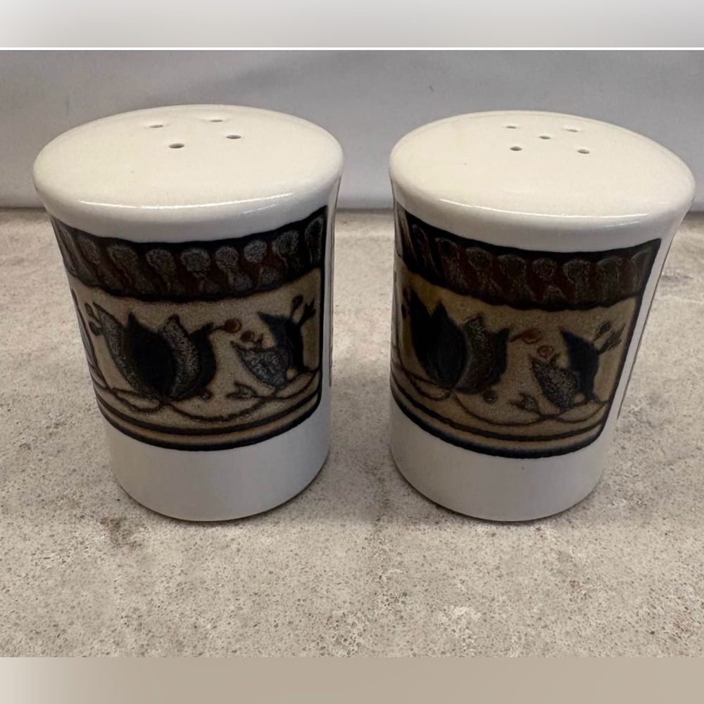 Mikasa Arabella Salt and Pepper Set